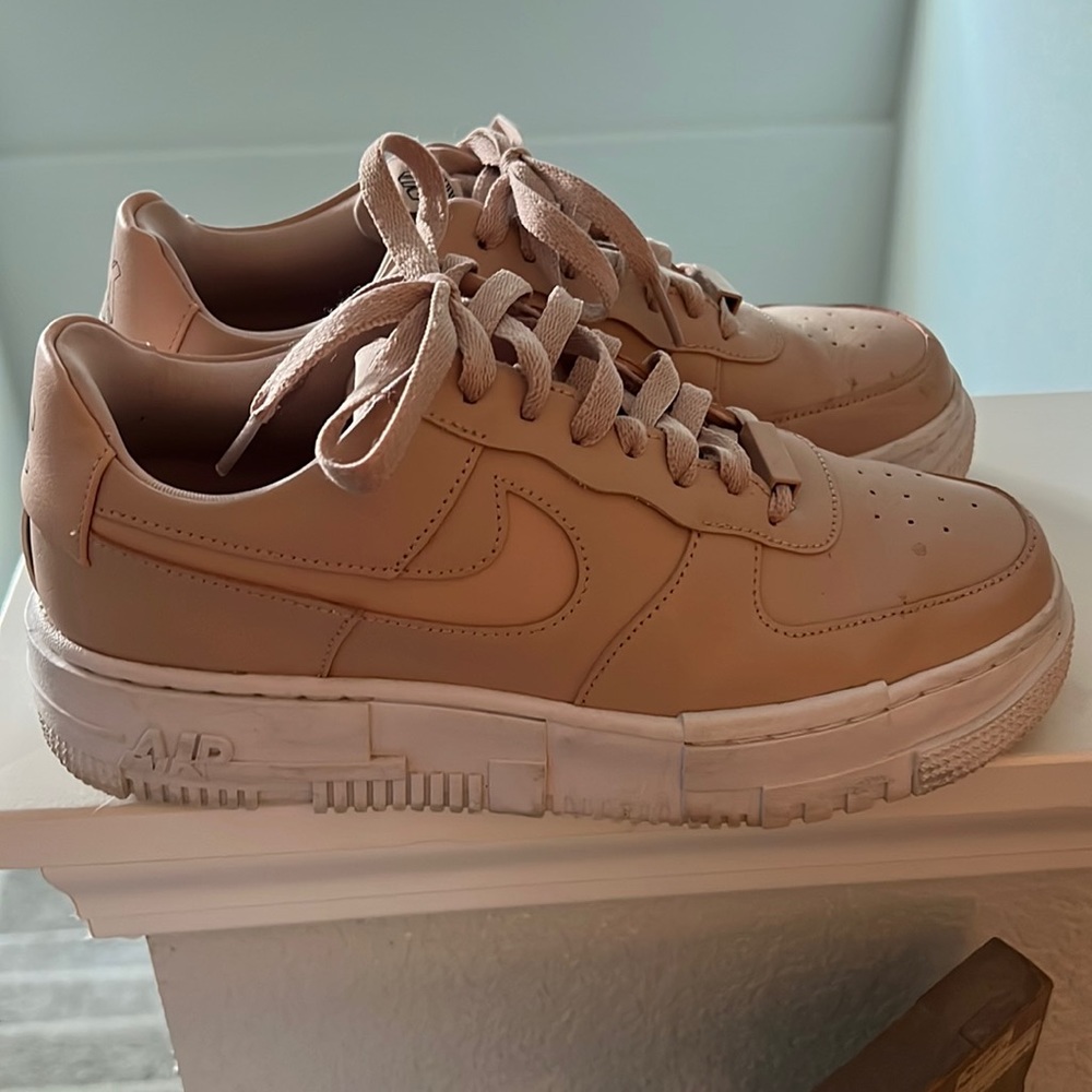 Nike tan shoes